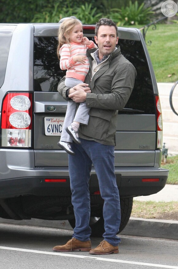 O ator e diretor Ben Affleck com a pequena Seraphina, indo buscar a primogênita Violet na escola, em Los Angeles