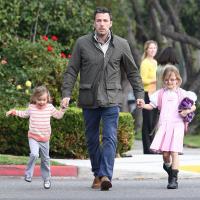 Ben Affleck, diretor de 'Argo', cuida das filhas enquanto Jennifer Garner viaja