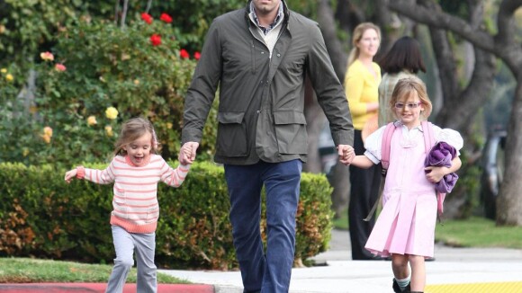 Ben Affleck, diretor de 'Argo', cuida das filhas enquanto Jennifer Garner viaja