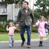 O ator Ben Affleck está cuidando das filhas enquanto a mulher, Jennifer Garner, viaja a negócios