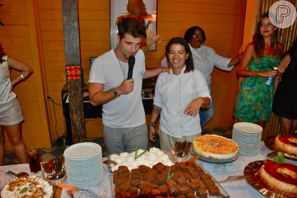 Bruno Gagliasso apresenta sobremesas aos turistas, no Festival Gastronômico da Pousada Zé Maria, em 29 de dezembro de 2012