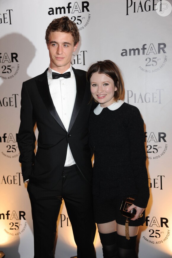 A atriz Emily Browning ao lado do namorado, o ator e modelo Max Irons, em junho de 2011
