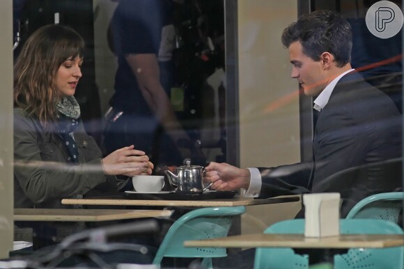 Jamie Dornan e Dakota Johnson aparecem pela primeira vez como Christian Grey e Anastasia Steele no set de filmagem de '50 Tons de Cinza'