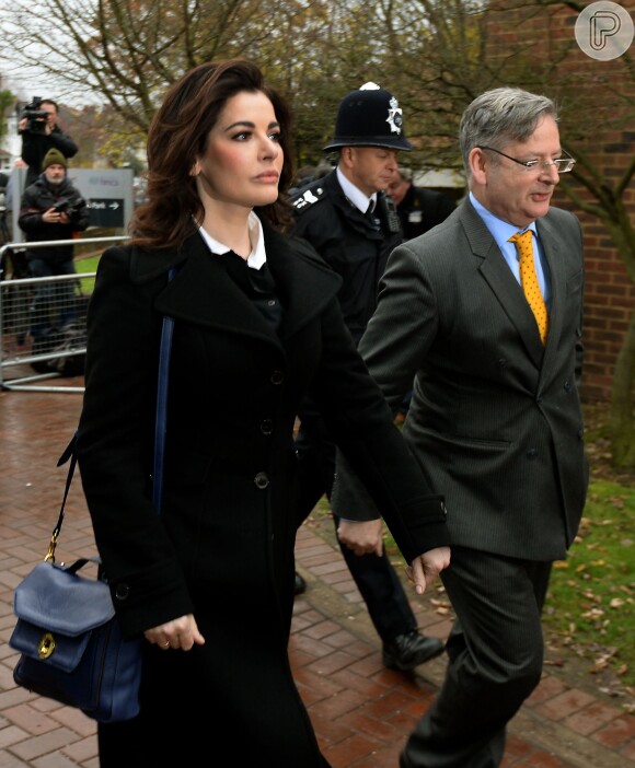 Nigella Lawson revelou nesta quarta-feira, 4 de dezembro de 2013, em um tribunal na Inglaterra, que o ex-marido Charles Saatchi ameaçou destrui-la se não limpasse o seu nome