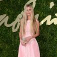A modelo britânica Laura Bailey optou por um vestido rosa bebê Roksanda Ilincic