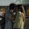 Lili (Juliana Paiva) encontra William (Thiago Rodrigues) à noite em uma praça e ele a beija para enganar o motoboy do Grupo que os está seguindo, em 'Além do Horizonte', em 7 de dezembro de 2013