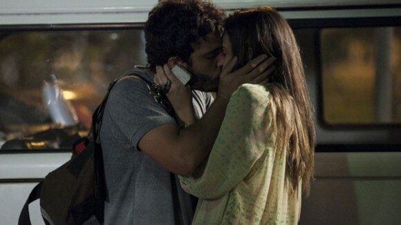 'Além do Horizonte': William beija Lili para despistar um espião do Grupo