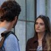 William (Thiago Rodrigues) avisa a Lili (Juliana Paiva) para seguir fingindo que eles estão juntos, para despistar o espião, em 'Além do Horizonte'