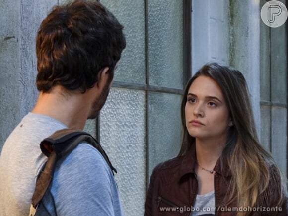 William (Thiago Rodrigues) avisa a Lili (Juliana Paiva) para seguir fingindo que eles estão juntos, para despistar o espião, em 'Além do Horizonte'