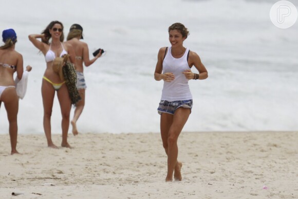 Grazi Massafera curtiu a manhã deste sábado, 7 de dezembro de 2013, se exercitando na praia da Barra da Tijuca, Zona Oeste do Rio