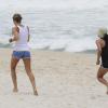 Grazi e Ana correram na areia da praia