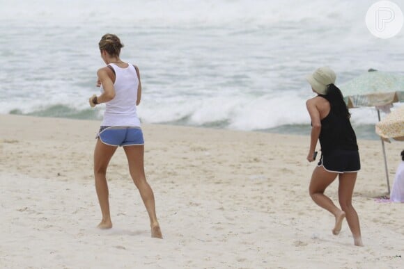 Grazi e Ana correram na areia da praia