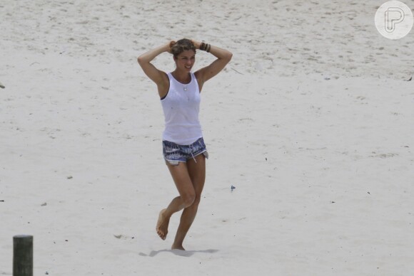 Grazi se exercitou na praia da Barra da Tijuca, no Rio