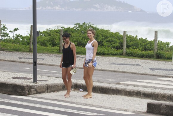 Grazi e Ana deixando a praia após a corridinha matinal