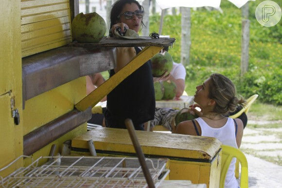 Grazi e Ana Lima pediram água de coco no quiosque