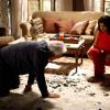 Cego, César (Antonio Fagundes) se acidenta em casa ao esbarrar em móveis e quebrar objetos, em 'Amor à Vida'