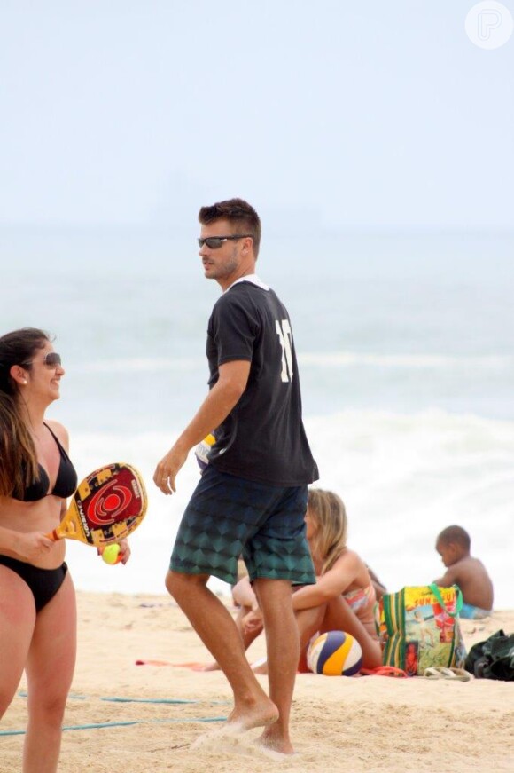 Rodrigo Hilbert jogou uma partida de vôlei de praia