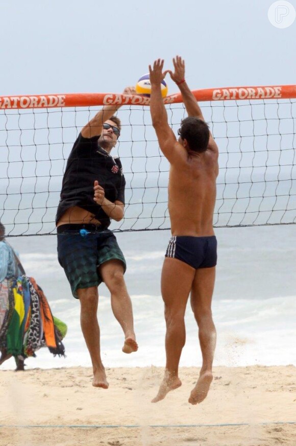 Em ótima forma física, Rodrigo mostrou que tem habilidade para jogar vôlei