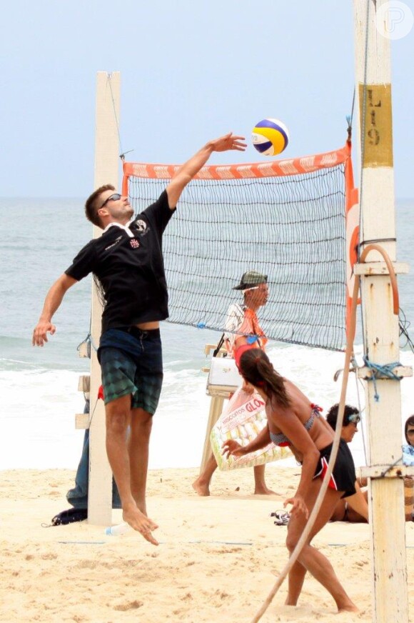 Rodrigo se exercitou jogando vôlei de praia