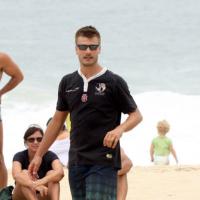 Rodrigo Hilbert joga vôlei de praia na companhia dos filhos João e Francisco
