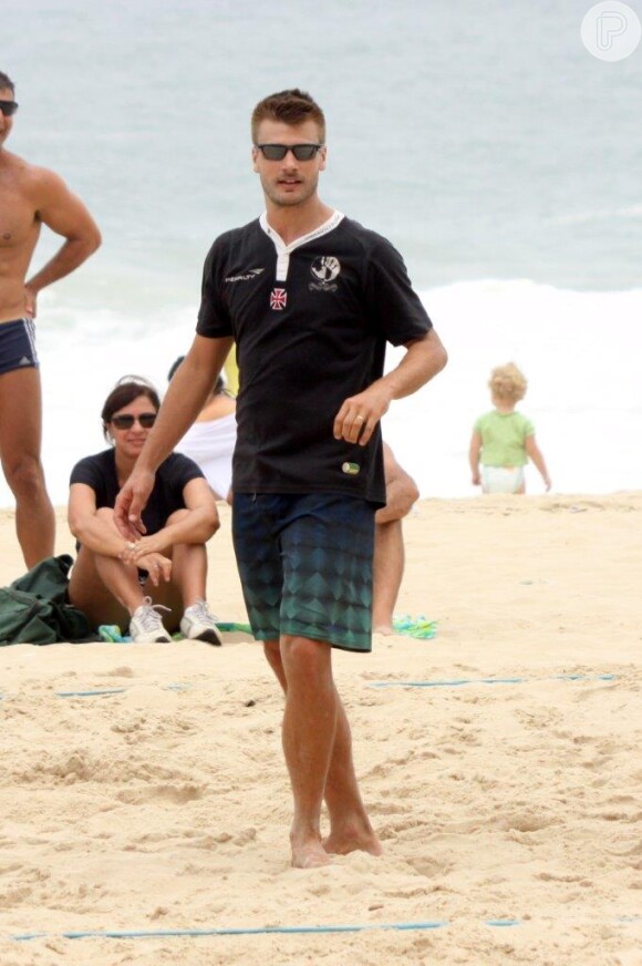 Rodrigo Hilbert curtiu o domingo, 8 de dezembro de 2013, de sol na praia do Leblon, Zona Sul do Rio
