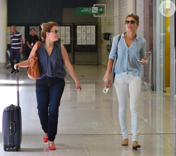 Grazi Massafera embarca no aeroporto Santos Dumont, na companhia de sua empresária, Márcia Marbá, em 9 de dezembro de 2013