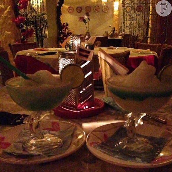 Antonia Fontenelle postou no Instagram foto de seu jantar na Bahia, onde passou uns dias com o namorado. 'Paraíso isso aqui', legendou