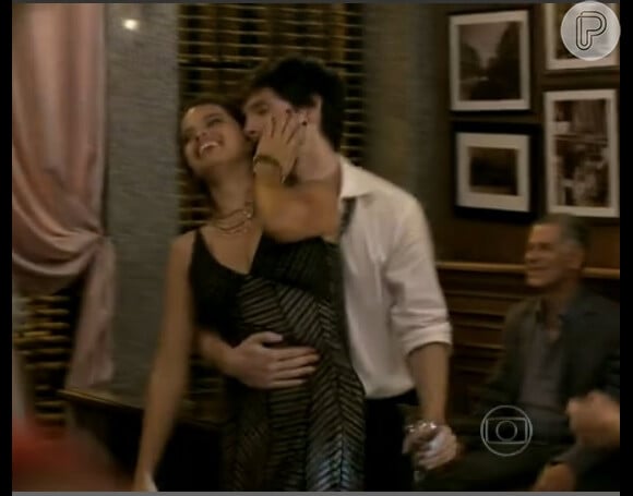Luciano (Lucas Romano) ficou com Inaiá (Raquel Villar) na festa de casamento de Perséfone (Fabiana Karla) e Daniel (Rodrigo Andrade), em 'Amor à Vida'