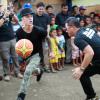 Justin Bieber joga basquete com vítimas do tufão Haiyan nas Filipinas, em 10 de dezembro de 2013