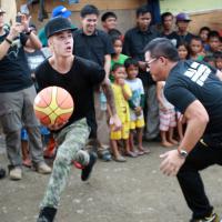Justin Bieber joga basquete com vítimas nas Filipinas: 'Viagem mais comovente'