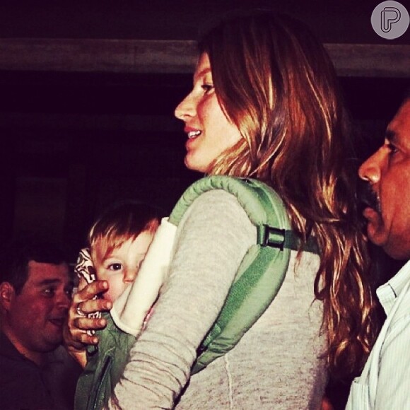 A top Gisele Bündchen desembarcou em São Paulo com a sua filha, Vivian Lake, de 1 aninho, nesta terça-feira, 10 de dezembro de 2013