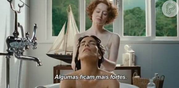 Miranda Otto e Glória Pires viveram cenas intimas em 'Flores Raras'. Em uma delas, Miranda aparece lavando os cabelos de Glória