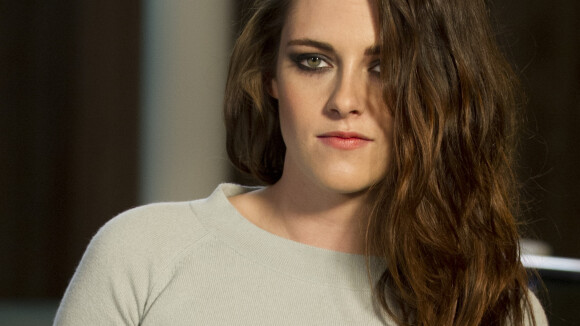 Novo rosto da Chanel, Kristen Stewart deixa barriga à mostra em evento da grife