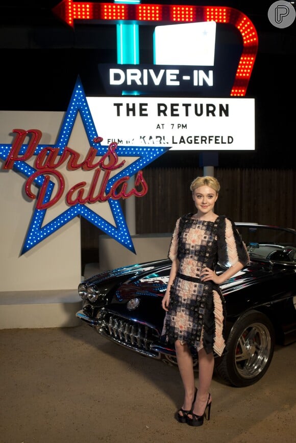 Dakota Fanning posa em evento da grife Chanel, no Texas, nos Estados Unidos, em 10 de dezembro de 2013