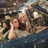 Kristen Stewart e Dakota Fanning evento assistiram ao filme 'The Return', do estilista alemão Karl Lagerfeld, de dentro do mesmo conversível