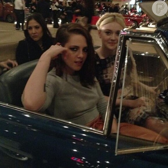 Kristen Stewart e Dakota Fanning no evento da Chanel