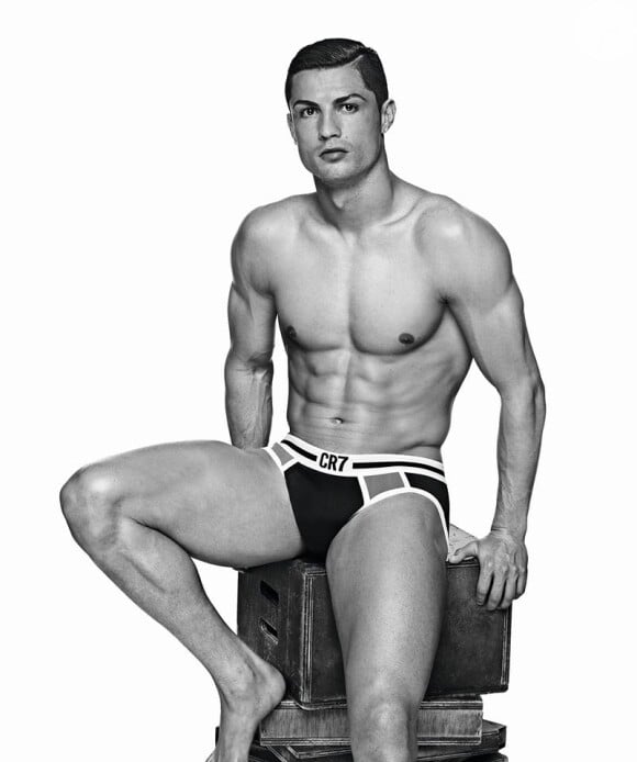 Cristiano Ronaldo publicou uma foto em sua conta no Instagram nesta quarta-feira, 11 de dezembro de 2013. Na imagem, o craque aparece de cueca e exibe o corpo sarado