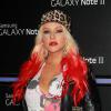 Christina Aguilera compareceu a um evento da Samsung com a maior parte do cabelo pintada de vermelho. O evento aconteceu na Califórnia, em outubro de 2012
