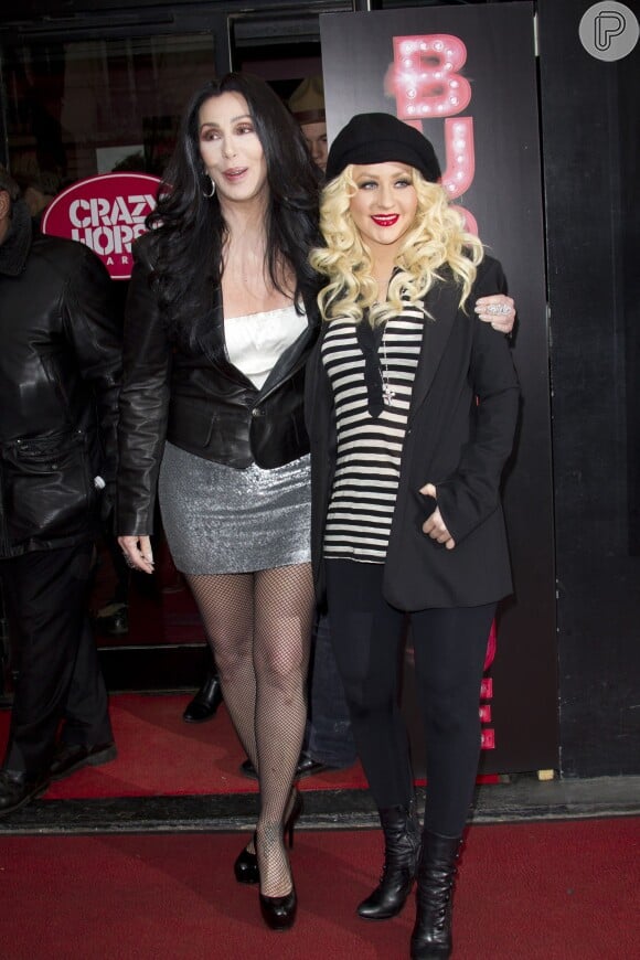 Christina Aguilera posou com a cantora Cher na sessão de fotos de 'Burlesque', em Paris