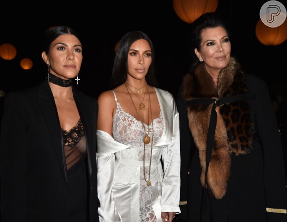 Kim Kardashian estava em Paris para assistir aos desfiles de moda do Paris Fashion Week com sua mãe, Kris Jenner, e a irmã Kourtney Kardashian