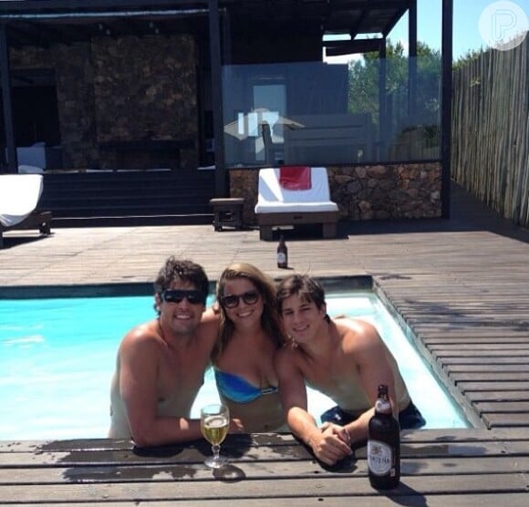 Bruno De Luca posta uma foto na piscina com Ione Lima, irmã de Ronaldo, no Uruguai