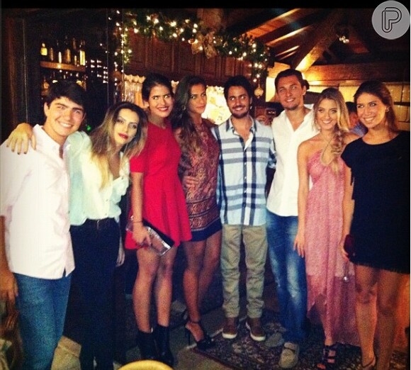 Paula Morais postou uma foto com Cleo Pires e os outros primos reunidos no Natal