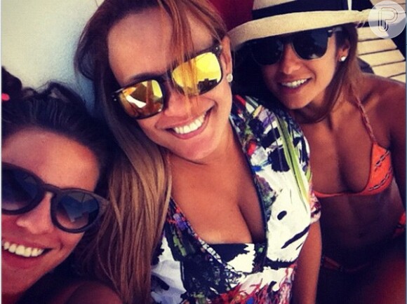 Paula Morais, de biquíni laranja, posta foto com Ione, irmã de Ronaldo, e Maria Morais