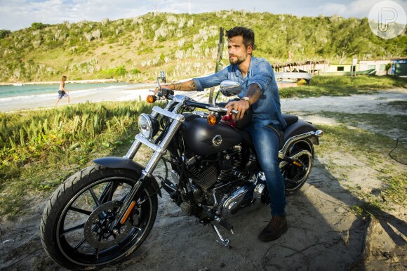 Mario (Bruno Gagliasso) bate de moto e é socorrido na estrada, na novela 'Sol Nascente'