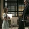 Helô (Isabelle Drummond) implora de joelhos para que Fausto (Tarcisio Meira) retire a queixa contra seu pai, no primeiro capítulo da novela 'A Lei do Amor'
