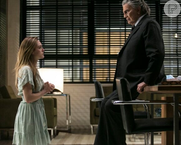 Helô (Isabelle Drummond) implora de joelhos para que Fausto (Tarcisio Meira) retire a queixa contra seu pai, no primeiro capítulo da novela 'A Lei do Amor'
