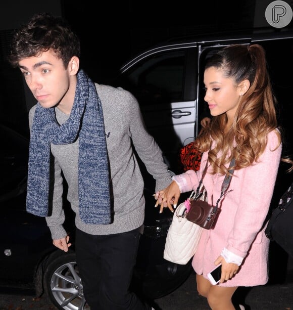 Ariana namora o cantor Nathan Sykes, integrante do grupo The Wanted. O casal confirmou o relacionamento há 2 meses pelo Twitter
