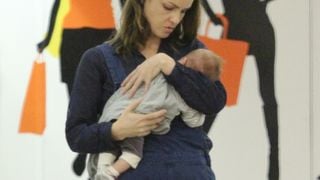 Carolina Kasting relata problema com filho: 'Tem espasmos no estômago ao mamar'