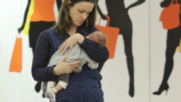 Carolina Kasting relata problema com filho: 'Tem espasmos no estômago ao mamar'
