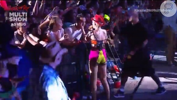 Jessie J chegou bem perto da plateia quando cantava 'Domino', no Rock in Rio 2013